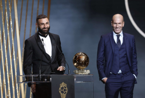 بن زيمة يفوز بجائزة الكرة الذهبية لأفضل لاعب في العالم!!