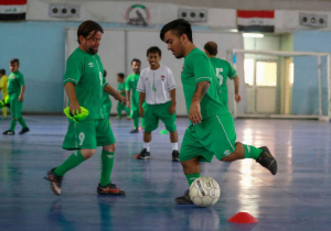 همة فريق كرة عراقي لقِصار القامة تتعلق ببطولة عالمية!!