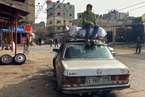 أسطول سيارات قديمة يعلوه الصدأ ينقل الركاب "سرا" في قطاع غزة!!